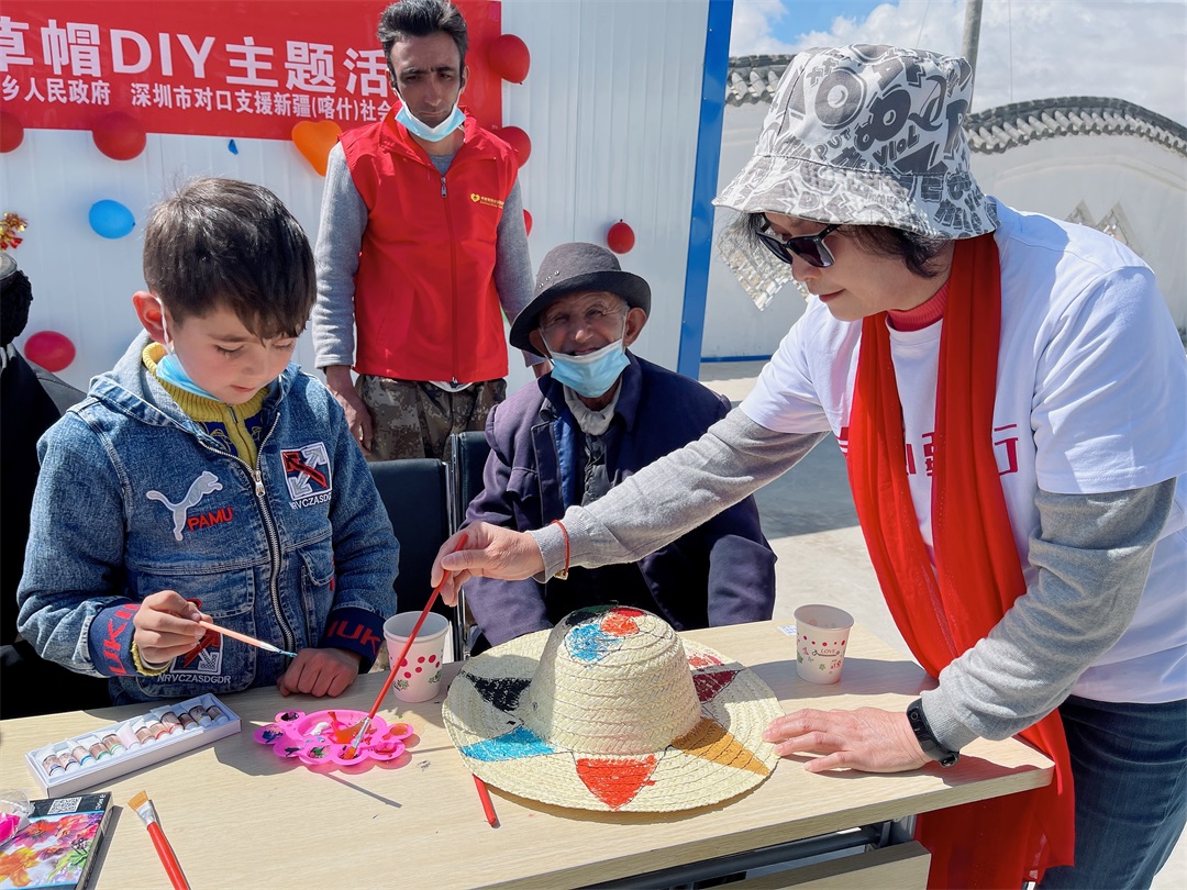202207191433225514715 大手牵幼手——为护边员绘造草帽活动2.jpg