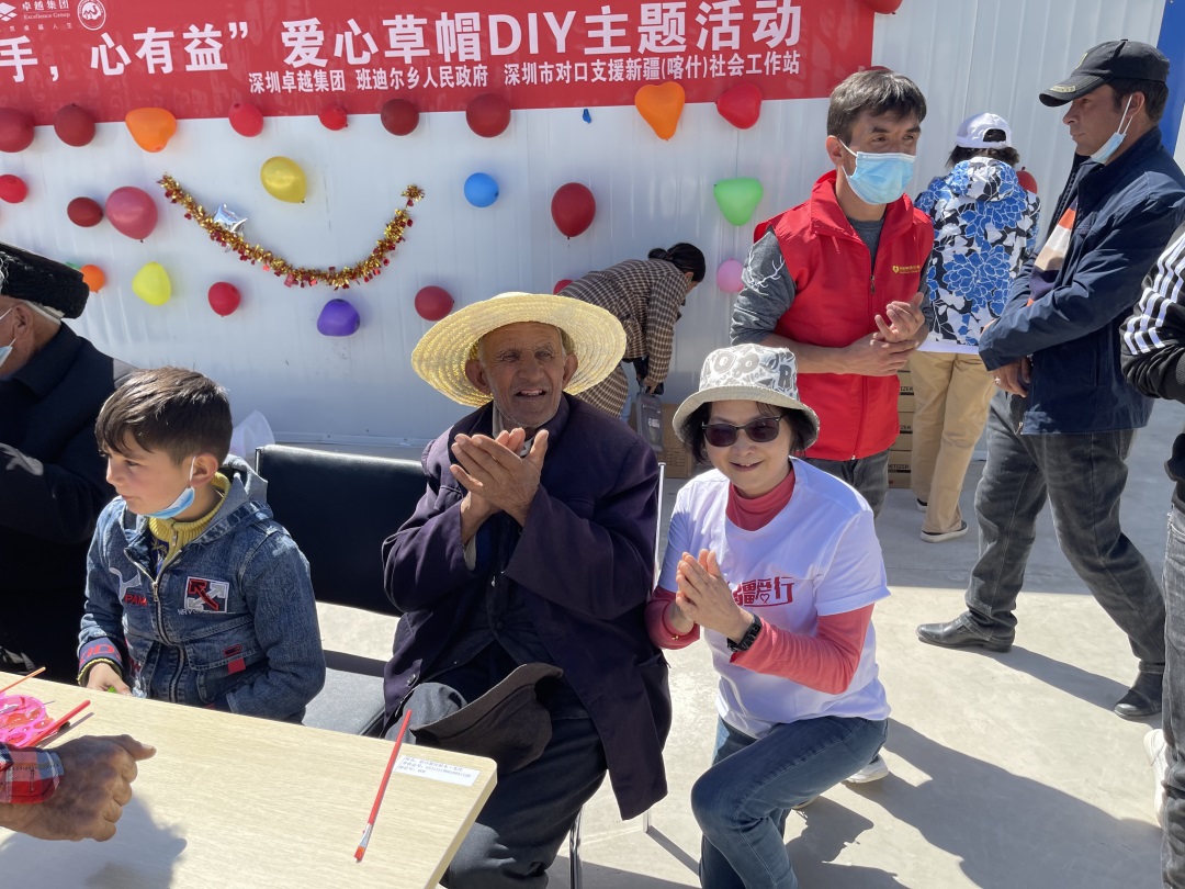 202207191433415906356 大手牵幼手——为护边员绘造草帽活动5.jpg